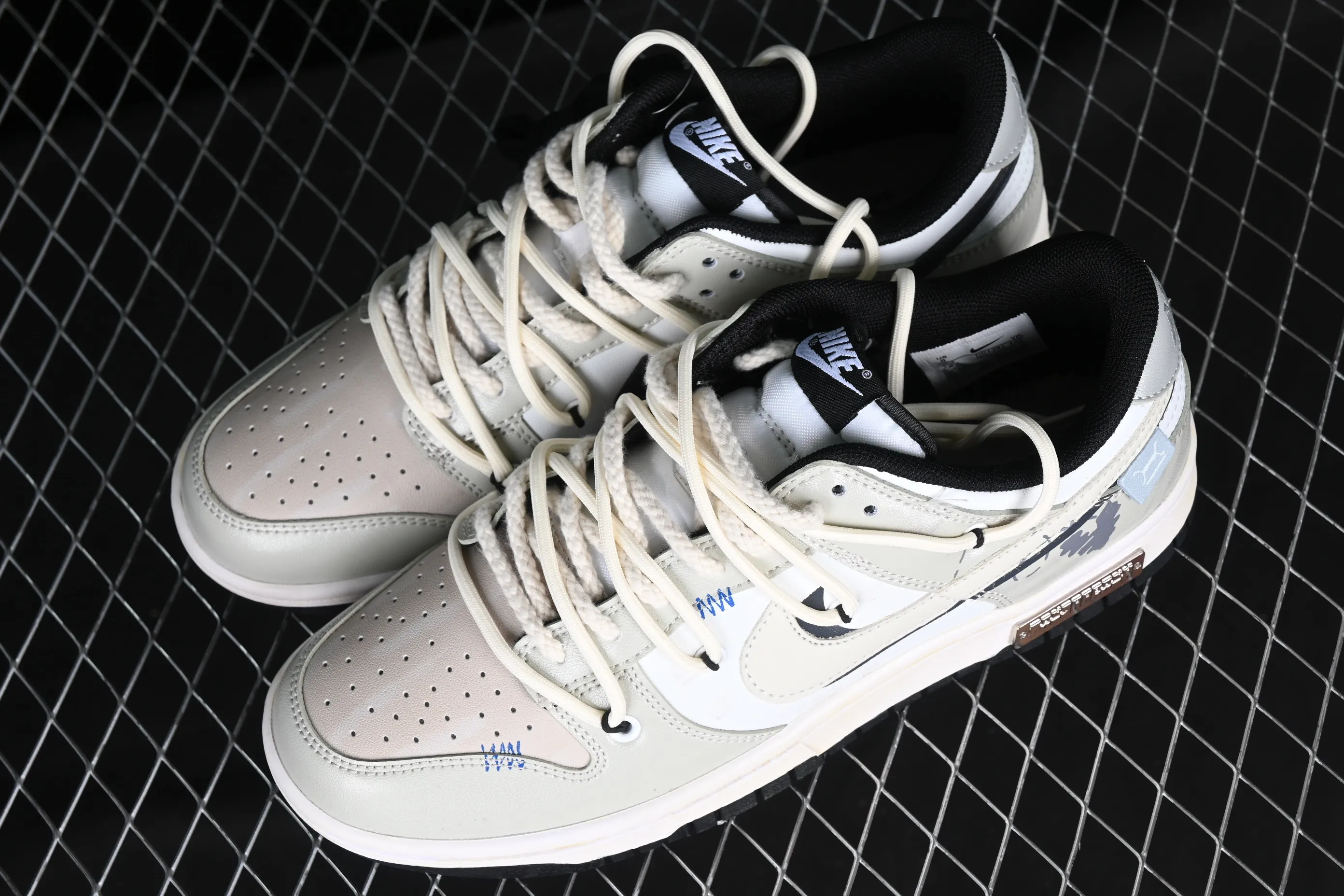 All Categories Nk SB Dunk Series Nk SB Dunk Low Low-top sneakers Customized large box Nk Dunk Low Panda Prank-Love Little Magic Card SB strap low-top casual sneakers DD1391-100